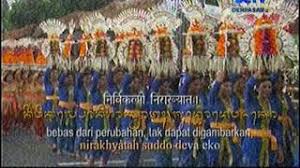 Puja trisandya adalah mantra agama hindu di bali pada khususnya dan indonesia pada umumnya.mantram trisandya dilaksanakan untuk persembahyangan tiga kali. Puja Tri Sandya Sctv Denpasar Youtube