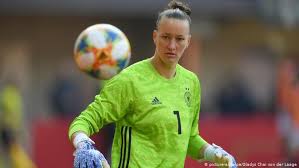 Schwedens nationalmannschaft wurde bei der auslosung der em 2020 qualifikationsgruppen ein schweres los zuteil. Almuth Schult Der Fussball Kann Mutter Besser Unterstutzen Sport Dw 03 12 2020