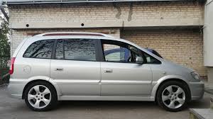 The engine offers a displacement of 2.0 litre matched to a front wheel drive system and a manual gearbox with 6 gears. Opel Zafira Opc Line Drive2