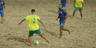 Futebol de areia é aquele tipo de futebol, que vemos na televisão, jogado na praia. Brasil E Franca Fazem Final Do Mundial De Futebol De Areia Raiz
