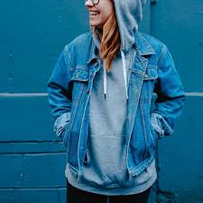 Las chamarras de mezclilla son una prenda que no pasa de moda, al contrario, cada vez se usa más como un complemento super chic. Todo El Ano Con Una Chamarra De Mezclilla Fashiola