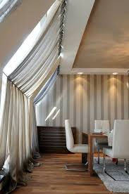Vorhangideen Esszimmer Mit Grossen Schragen Fenstern Cremefarbenen Vorhangen Cremefarbenen Essz Gardinen Fur Dachfenster Vorhange Gardinen Dachfenster