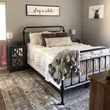 Pin By Ami Petrewski On Home Garden Farmhouse Bedroom Decor Guest Bedroom Decor Guest Bedrooms