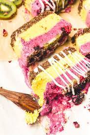 Delicious Raw Vegan Berry And Mango Frozen Fruit Cake Bars Sprouting Zen Vegan Desserts Summerrecipes Raw Vegan Desserts Frozen Fruit Recipes Frozen Fruit