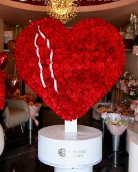 Hay detalles que no se explican… solo se sienten. ❤️‍???? Nuestro icónico  corazón de mil rosas rojas fue creado para quienes aman en grande, celebran  sin límites y entienden que las flores