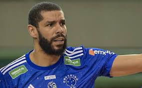 AGU quer banir o jogador Wallace do esporte por post contra Lula