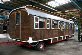Wohnsituation der Schausteller hat sich in den letzten 100 Jahren, vom  Wohnen in einfachen Holzwagen zu modernen Wohnhäusern auf Rädern entwickelt.