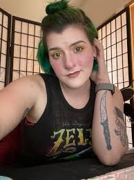 New amputee earns money playing games online