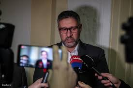 A vádiratot meghallgatta, de nem látja az összefüggést a 70 ezer oldalnyi nyomozati irat és a 200 oldalas vádirat között, a fideszes parlamenti képviselő bízik az. Index Belfold Milliardokat Csoportositanak At Simonka Gyorgy Birodalmaban