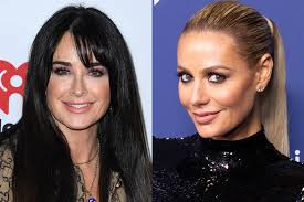 Richards has been married to mauricio umansky, a successful realtor since 1996 and the two are the ultimate power couple. Rhobh Kyle Richards Claps Back At Dorit Kemsley For Fashion Line Criticism