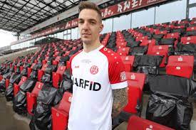 Mit seiner frau, seinem bruder oder seinem sohn saß er auf der tribüne und verband das ganze mit einem. Rot Weiss Essen Pokal Trikot Gegen Bayer Leverkusen Lippe Kick De