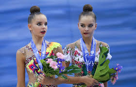 Дина и арина аверины маленькие. Iz Zolushek V Princessy Sestry Averiny Vyigrali V Pezaro Pyat Zolotyh Medalej Chm Sport Tass