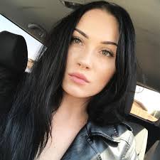 Pin By Jazmin Villalba On Beauty In 2020 Black Hair Pale Skin Dark Hair Pale Skin Dark Skin Light Hair
