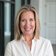 We are not having a graduation party. We are taking a few people out to  lunch right after the graduation (family of 5 here and god parents, thats  it) and then planned