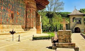 Obiective turistice, partie de ski. AtracÈii Èi Obiective Turistice Din OraÈul Gura Humorului Locuridinromania Ro