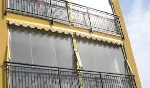 Beim sichtschutz auf dem balkon sind die weidenmatten in ihrem schönen naturton ein nach regen und wind stellen sich die farnwedel wieder auf. Wetterschutz Fur Den Balkon Zum Werkspreis