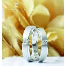 Lewat akun instagram miliknya @ayutingting92, pedangdut bernama asli ayu rosmalina ini mengunggah foto yang menunjukkan sebuah cincin emas motif bunga terpasang di jari tengah. 30 Rekomendasi Cincin Tunangan Cantik Terbaik 2021