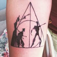 30 Tatouages Harry Potter Si Discrets Que Seuls Les Vrais Fans Les Reconnaitront Au Premier Coup D œil Page 2 Simbolos De Harry Potter Tatuagens Harry Potter Tatuagens Harry