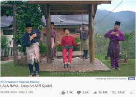 Raih jutaan tontonan youtube, lagu peluang kedua versi kumpulan acapella ini semakin dikenali. Berjoget Sakan Buat Mv Lagu Raya Rupa Rupanya Aliff Shukri Ceroboh Rumah A Aida Pekerja Saya Kata Dia Panjat Untuk Pergi Ke Beranda Sensasi Mstar