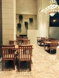 عبدالعزيز على تويتر مطعم اكليل لبنان من أفضل وأرقى المطاعم اللبنانية الموجودة في الرياض بالنسبه لي موقعه مقابل برج المملكه ع طريق الملك فهد قسمين عوائل افراد خارجيه