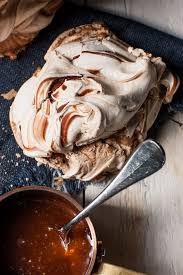 Meringue Au Caramel Beurre Sale Chocolat Food Desserts Dessert Recipes Sweet Recipes