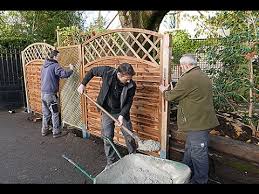 Comment Bien Poser Une Cloture En Panneaux De Bois Youtube