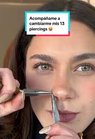 Señora Con Muchas Perforaciones En La Oreja Los Cambian
