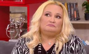«με στιγμάτισε ο βιασμός μου! H Kaith Finoy Boyrkwse Otan Anafer8hke Stis Adelfes Ths