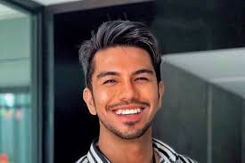 Removing face mask: Local actor slapped with RM1,000 compound