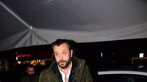 Septik şok nedeniyle 3 ay yoğun bakımda kalan nejat i̇şler 22 nisan 2014'te taburcu olmuştu. Alkol Yuzunden Parmaklari Kesilen Nejat Isler Yine Sarhos Yakalandi Haber342