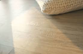 une imitation parquet plus vraie que nature le vinyle tarkett touch vinyle sol vinyle carrelage imitation bois