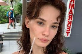 Explore połóż się tu lyrics, translations, and song facts. Natalia Szroeder Na Zdjeciu Z Dziecinstwa W Objeciach Mamy Fani Wiadomo Po Kim Ta Uroda