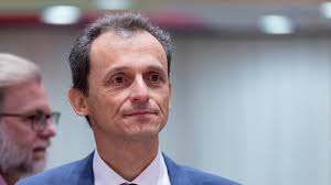 Pedro Duque cambia su versión sobre el autoalquiler y Podemos ya pide su  cese