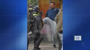 In het televisieprogramma opsporing verzocht zijn beelden getoond van relschoppers die de afgelopen dagen agenten aanvielen en vernielingen aanrichtten. Politie Toont Beelden Van Relschoppers Na Verboden Demonstratie Op Malieveld Binnenland Tubantia Nl