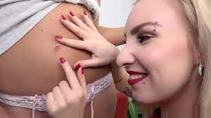 Girl Gets Navel Fingered - XVIDEOS.COM