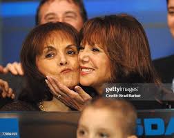34 Marlo Thomas Rings The Nasdaq Stock Market Closing Bell Photos & High  Res Pictures