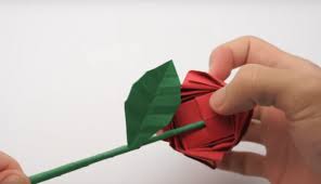 Selain bentuk pesawat, ternyata kamu juga bisa mempelajari cara membuat bunga dari kertas origami lho, salah satunya adalah berbentuk bunga mawar. Cara Membuat Origami Bunga Mawar Mudah Dan Mirip Dengan Asli