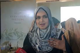 Sejak debutnya, ia telah memenangkan sejumlah kompetisi nyanyian internasional. Siti Nurhaliza Melahirkan Anak Perempuan