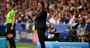 En plus du brassard de capitaine qu'elle a cela doit rester privé. Bleues Debout Malgre Les Critiques Diacre Rappelle Henry Lexpress Mu