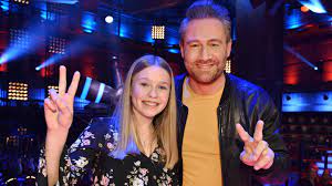 Mit blinde passagiere von johannes oerding holte sich egon und damit dem team stefanie den sieg. The Voice Kids 15 Jahrige Lisa Marie Gewinnt Das Finale