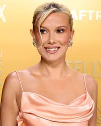 Millie Bobby Brown's 'Barrymore blonde' hair makes its red carpet debut at  the SAG Awards. See the full look at the link below 👇️ bit.ly/4h4R1Z6