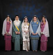 Adapun, tengku puteri jihan azizah 'athiyatullah merupakan putri bungsu raja abdullah. Bonda Pakai Semasa Umur 23 Tahun Persalinan Puteri Bongsu Tunku Azizah Curi Tumpuan Nona