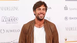 Hier war das ufer unserer begegnung du warst schon draußen und kamst nochmal zurück du sagtest hi und mir fehlten die worte war alles anders mit einem augenblick ich war nie gut in. Max Giesinger 80 Millionen Sanger Bekommt Eigenes Fan Magazin