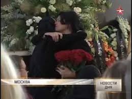 Все родные, мать, отец и сестра находятся рядом с гробом, у изголовья. Video Grob Zhanny Friske