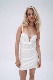 Indossato si posa perfettamente sulle curve della donna che lo utilizza, regalandole charme e sensualità, due componenti che rendono la donna irresistibile agli occhi dell'uomo. Vestito Scollo Cuore Zara Italia Italy