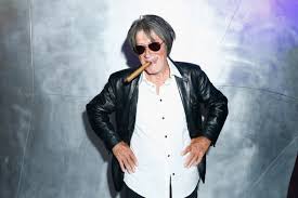 Une brève esquisse de sa compagne sylvie duval, que son interlocuteur du monde magazine aperçoit en. Jacques Dutronc Son Histoire D Amour Avec La Maquilleuse Sylvie Devenue Son Epouse