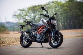 Find registration charges at rto, comprehensive and third party insurance cost, accessories costs and other price may vary depending on the colour and other features like alloy wheels, disc brakes, accessories etc. Ktm Duke 200 Vs Ktm Duke 250 Compare Prices Specs Features