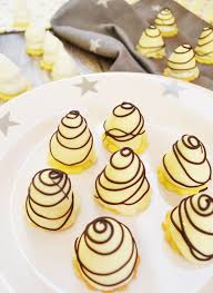 Die Durfen An Weihnachten Nicht Fehlen Weisse Schokolade Spitzen Rezept Kekse Platzchen Backen Weihnachten Kekse Backen Rezept