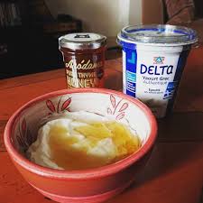 Le Yaourt Grec Deltafrance Agremente Du Miel Arodama Vous Apportera L Energie Dont Vous Avez Besoin Pendant La Journee Et Transporter Food Desserts 10 Things