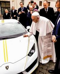 Zum abschluss seines zweiten besuchstags im irak hat papst franziskus eine historische messe in dem land gehalten. Der Optisch Perfekt Zu Papst Franziskus Passende Lamborghini Huracan Wird Versteigert Automativ De Das Auto Magazin